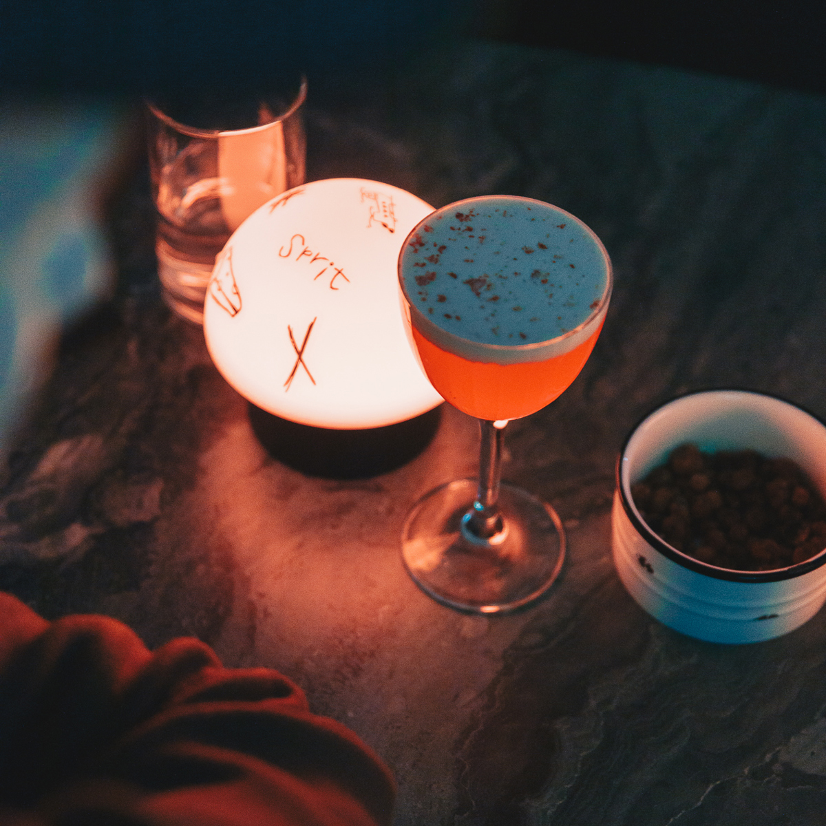 Photo: Visit Umeå Drinks in the light of a table lamp.